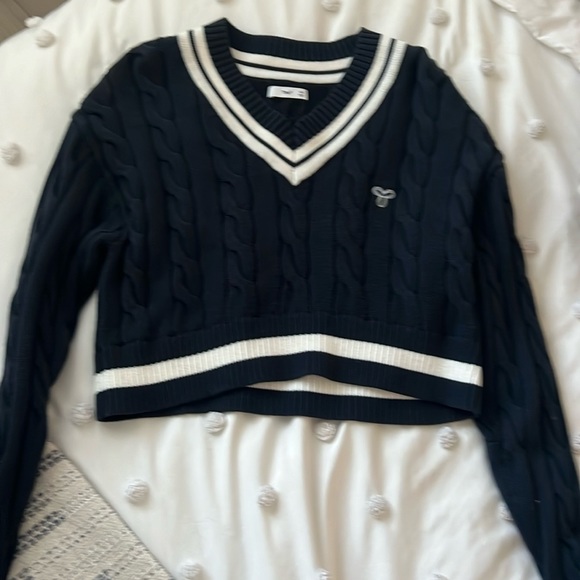 Aritzia Sweaters - Cropped sweater from Aritzia. Size xs and v neck.prefect conditions.